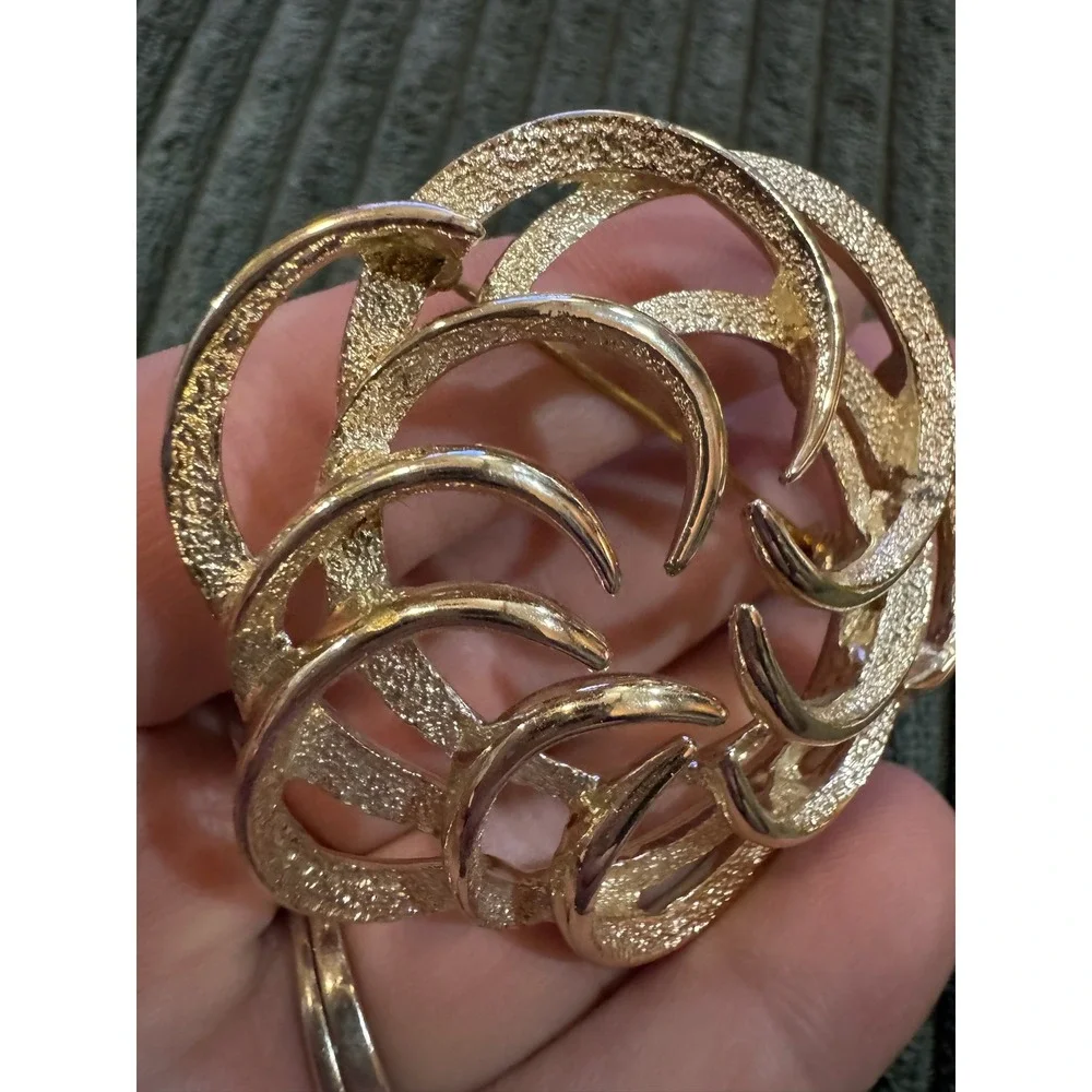 Sarah ... Gold Tone Swirl Brooch Pin Textured Openwork Geometric Abstract Womens